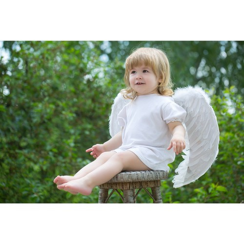 Angyalka jelmez szárnyakkal szoknyával